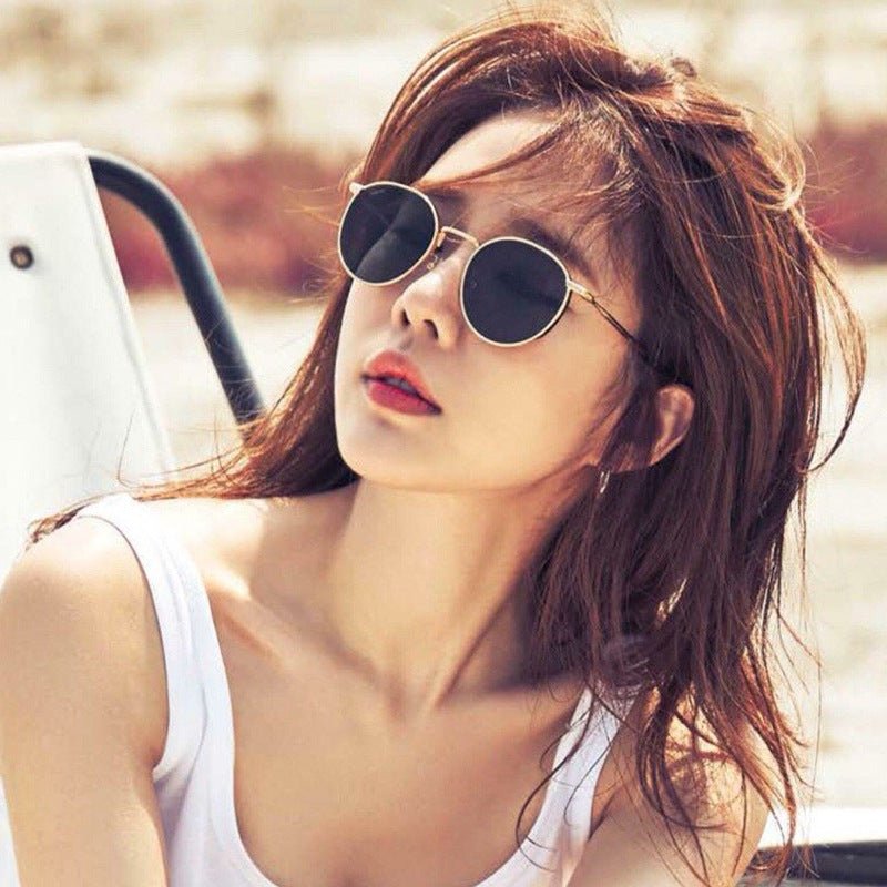 Phifinery Thalia - black frame gray lens